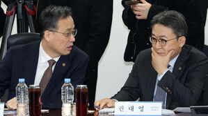 당정 "3개월간 비축유 단계적 방출&hellip;3월말 추경안 국회 제출"