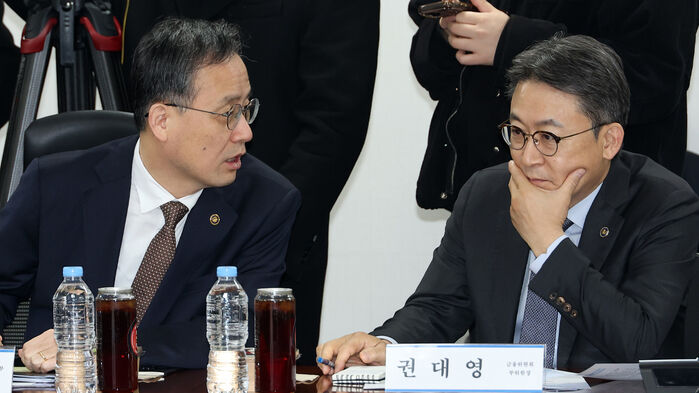 이형일 재정경제부 1차관(왼쪽)과 권대영 금융위원회 부위원장이 16일 국회 의원회관에서 열린 더불어민주당 중동사태 경제 대응 TF 2차 회의에서 얘기를 나누고 있다.