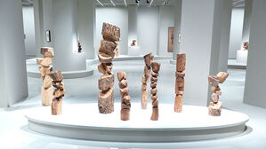 "하나의 기도" 쌓아 올린 나무들&hellip;김윤신 회고전