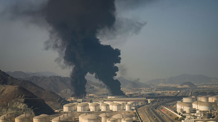 3월 14일(현지시간) 아랍에미리트(UAE) 푸자이라 항구에서 피어오르는 연기