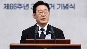 "이 대통령, '사람들 여당 전당대회 관심 많아&hellip;많은 분 경쟁하길'"