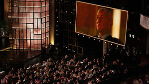 오스카 수상 숀펜, 시상식 대신 우크라 깜짝 방문