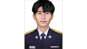 신혼여행 다녀오던 구급대원, 여객기서 의식 잃은 승객 구조