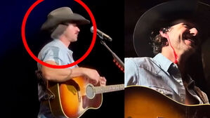 공연 도중 얼굴로 날아와 '퍽'&hellip;가수 봉변