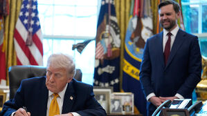 '이란 전쟁 회의론' 미 부통령, 트럼프 옆에서 "대통령 현명"