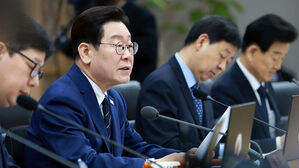 이 대통령 "5&middot;18 정신 수록 등 단계적 개헌, 정부도 진척 노력"