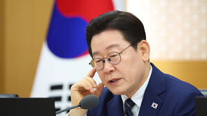 이 대통령 "5&middot;18 정신 수록 등 단계적 개헌, 정부도 진척 노력"