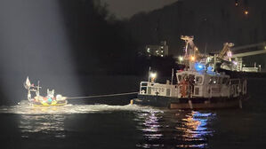 삼척 정라항 해상서 3명 탄 고무보트 표류&hellip;해경 구조
