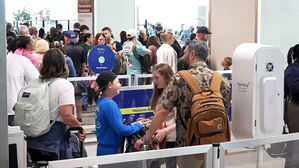 "비행기 놓칠 뻔" 새벽부터 긴 줄&hellip;월급 끊긴 직원들