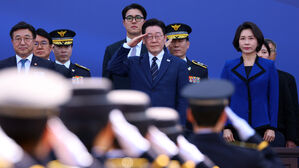 이 대통령, 신임 경찰 임용식 참석&hellip;일일이 악수하며 "축하"