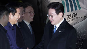 한 발씩 양보&hellip;'검찰총장' 명칭 살리고 '검사 권한' 축소