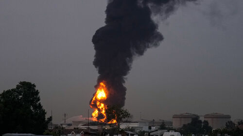 드론 공격으로 검은 연기가 피어오르는 아랍에미리트 두바이 공항 (사진=AP, 연합뉴스)