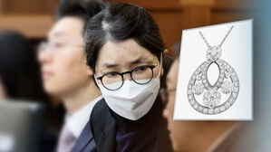"목걸이 등 '3종 세트' 받았다"&hellip;대가성은 부인