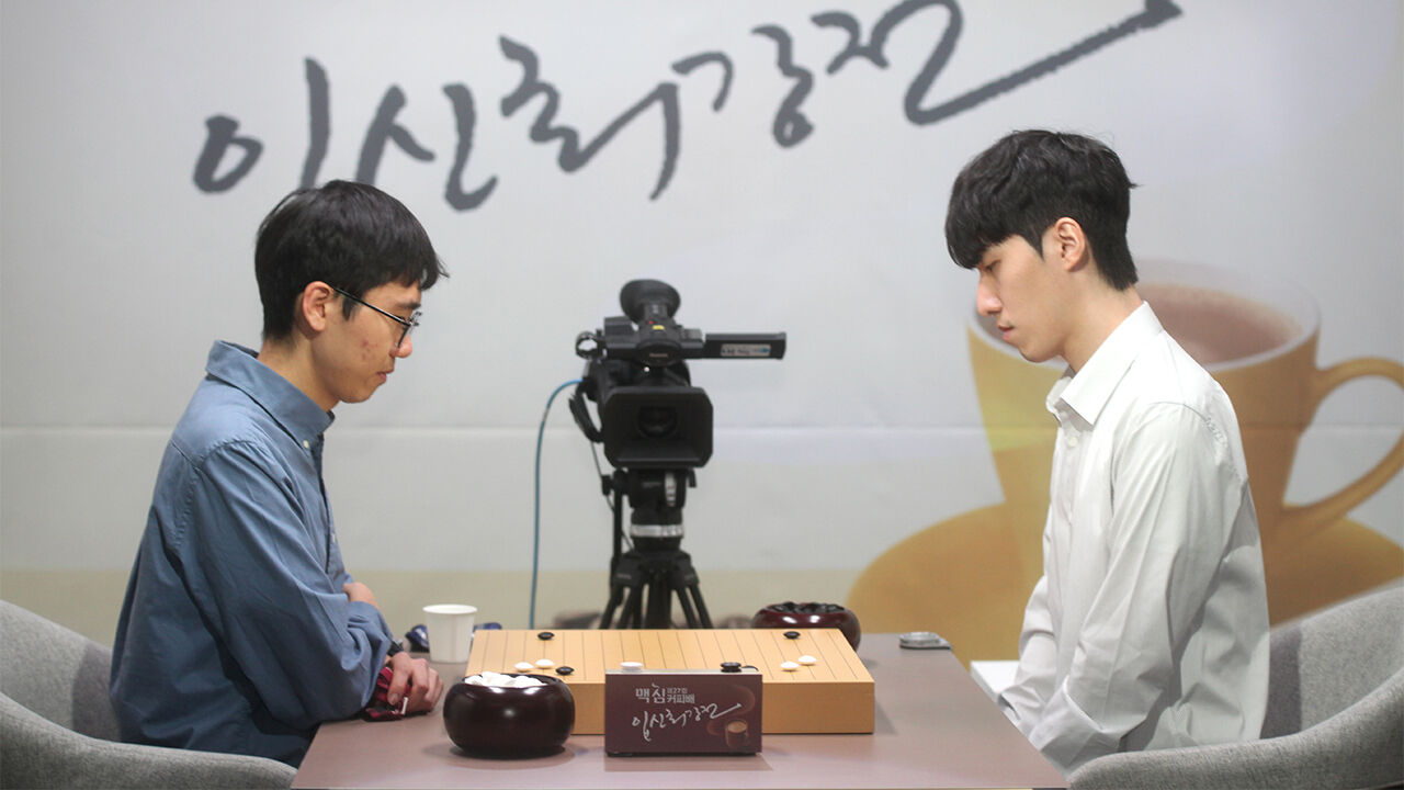 변상일(왼쪽) 9단이 김명훈 9단을 꺾고 맥심커피배 결승에 올랐다.