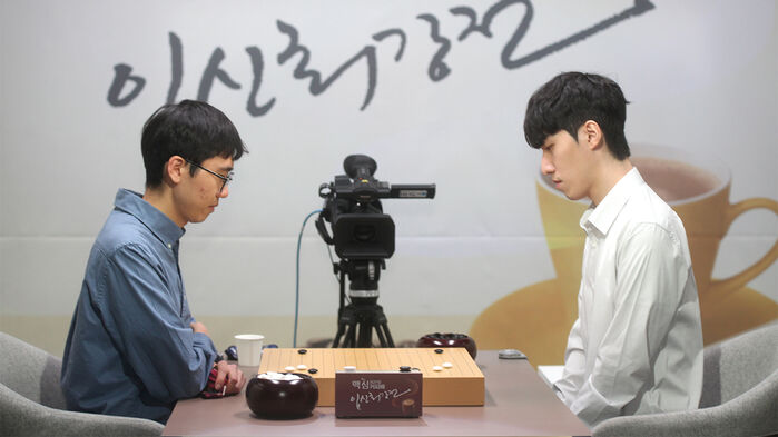 변상일(왼쪽) 9단이 김명훈 9단을 꺾고 맥심커피배 결승에 올랐다.