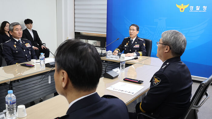 유재성 경찰청장 직무대행이 18일 서울 서대문구 경찰청에서 열린 선거사범 수사상황실 현판식을 마친 뒤 회의를 주재하고 있다. (사진=연합뉴스)
