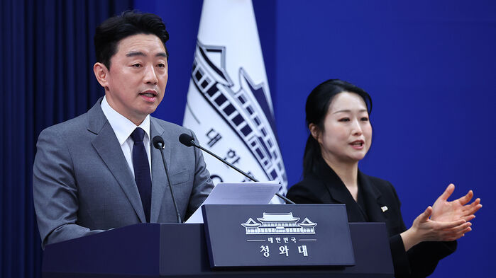 이재명 대통령 전략경제협력 특사로 아랍에미리트(UAE)를 방문하고 귀국한 강훈식 비서실장이 지난 18일 청와대 춘추관에서 특사 활동 관련 브리핑을 하고 있다.