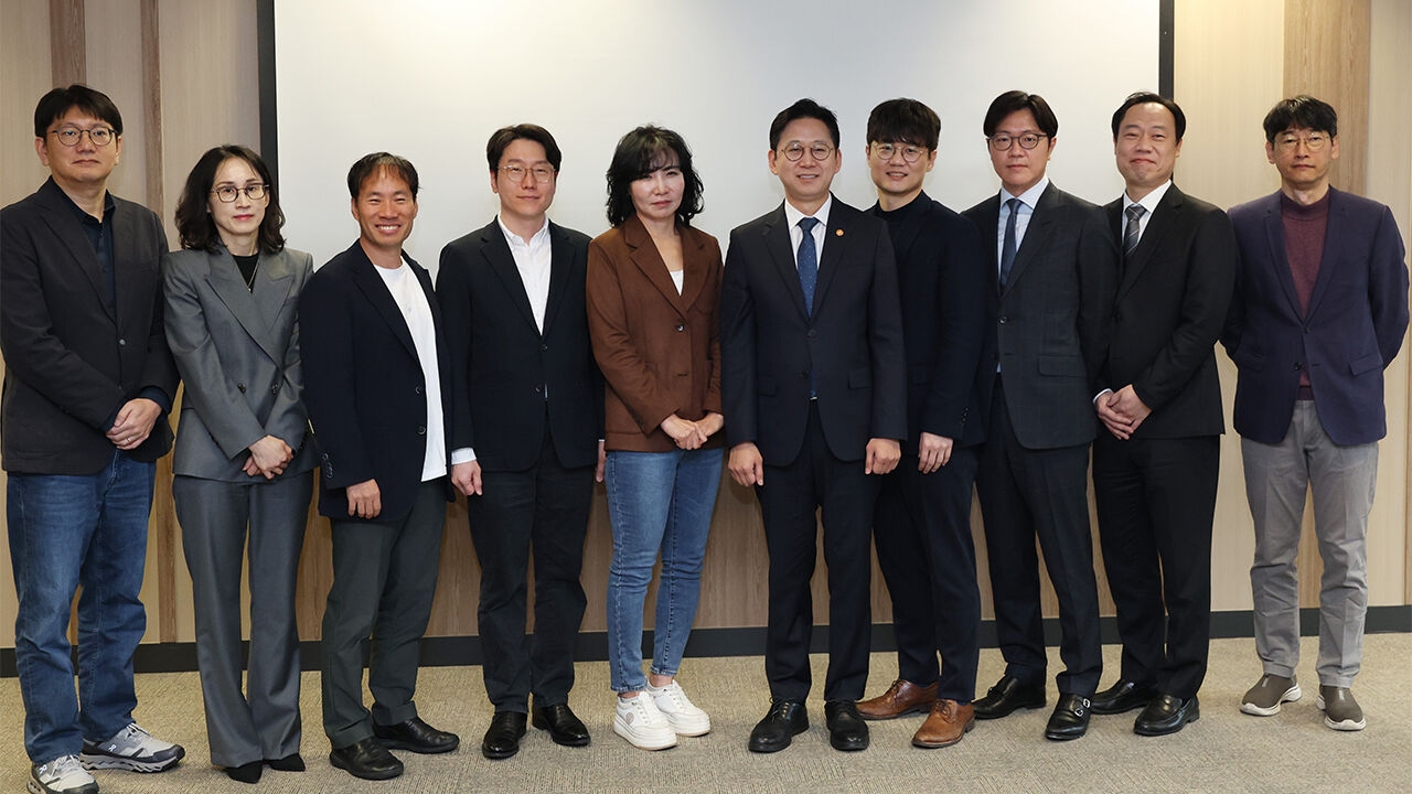 배경훈 부총리 겸 과기정통부 장관(오른쪽 다섯번째)이 18일 서울 종로구 과학기술자문회의에서 열린 독자 AI 관계 기업 간담회에서 참석자들과 기념촬영을 하고 있다.