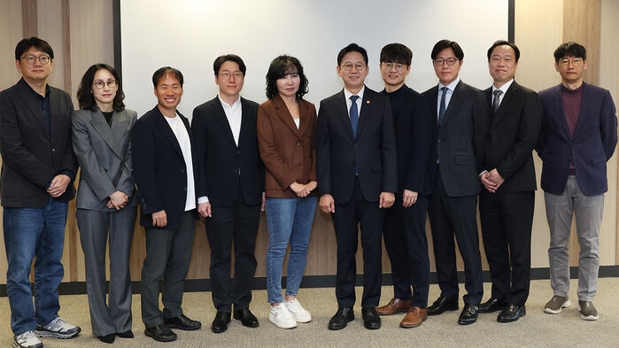 배경훈 부총리 겸 과기정통부 장관(오른쪽 다섯번째)이 18일 서울 종로구 과학기술자문회의에서 열린 독자 AI 관계 기업 간담회에서 참석자들과 기념촬영을 하고 있다.