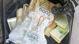 경찰 오자 ATM 100만 원 두고 줄행랑&hellip;가방 열자 발칵