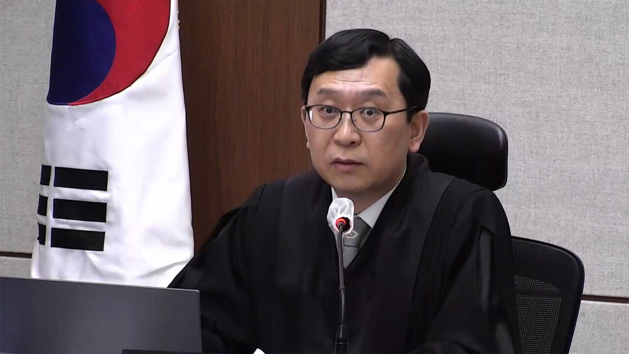 서울중앙지법에서 열린 한덕수 전 국무총리의 내란 중요임무 종사 혐의 1심 선고 공판에서 이진관 부장판사가 발언하고 있다.