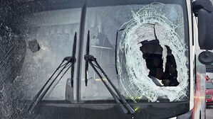 [단독] 중앙분리대 넘어온 화물차 바퀴&hellip;버스 기사 숨져