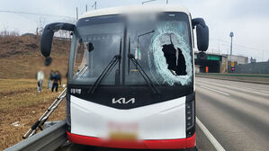 [단독] 날아온 화물차 바퀴가 관통&hellip;승객 살리고 숨진 버스기사