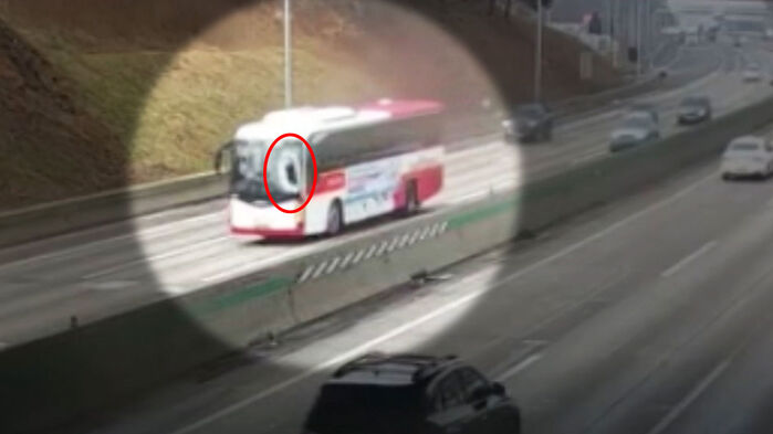 고속도로 버스로 날아든 화물차 바퀴