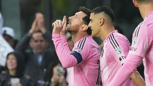 '축구의 신' 메시, 900호 골&hellip;호날두 이어 두 번째