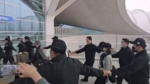 이번엔 '강강술래 경호' 논란&hellip;공항도 연예인 출국 골머리