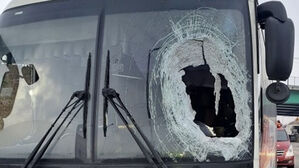 바퀴가 버스 덮친 순간&hellip;승객이 운전대 잡았다