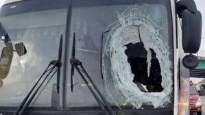 바퀴가 버스 운전석에 '쾅'&hellip;승객이 2차 사고 막았다