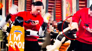 목덜미 잡고 '질질' 끌려나가&hellip;"무서워" 퍼진 영상