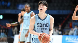 소노, KCC 34점 차로 꺾고 8연승 질주&hellip;단독 5위 탈환