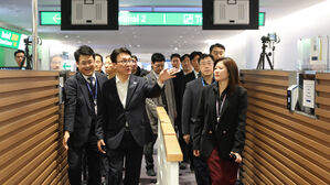 김민석 총리, 귀국 직후 인천공항서 BTS 공연 대비 입국장 점검