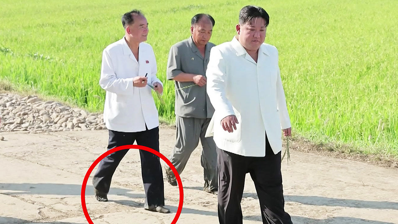 조용원 당 상무위원 양말차림 수행