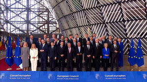 한 자리에 모인 EU 정상들&hellip;한 목소리로 "참전 안 해"