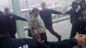 아이돌 감싸고 '강강술래'&hellip;"전세 냈나" 인천공항서 발칵