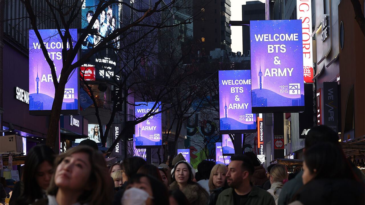 그룹 방탄소년단(BTS)의 광화문 공연을 이틀 앞둔 19일 서울 중구 명동 거리의 미디어폴에서 BTS와 팬들을 환영하는 문구가 나오고 있다.