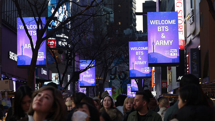그룹 방탄소년단(BTS)의 광화문 공연을 이틀 앞둔 19일 서울 중구 명동 거리의 미디어폴에서 BTS와 팬들을 환영하는 문구가 나오고 있다.