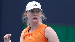 '손가락 장애' 존스, 테니스 전설 윌리엄스 꺾고 고개 숙여 인사