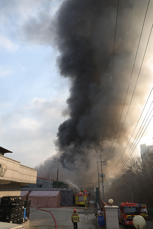 20일 오전 경기 의정부시 용현동의 한 공장에서 불이 나 소방 당국이 진화 작업을 벌이고 있다. (사진=연합뉴스)