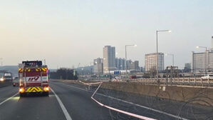 영동고속도로서 코일 철근 낙하&hellip;수습하던 기사 2차 사고로 숨져