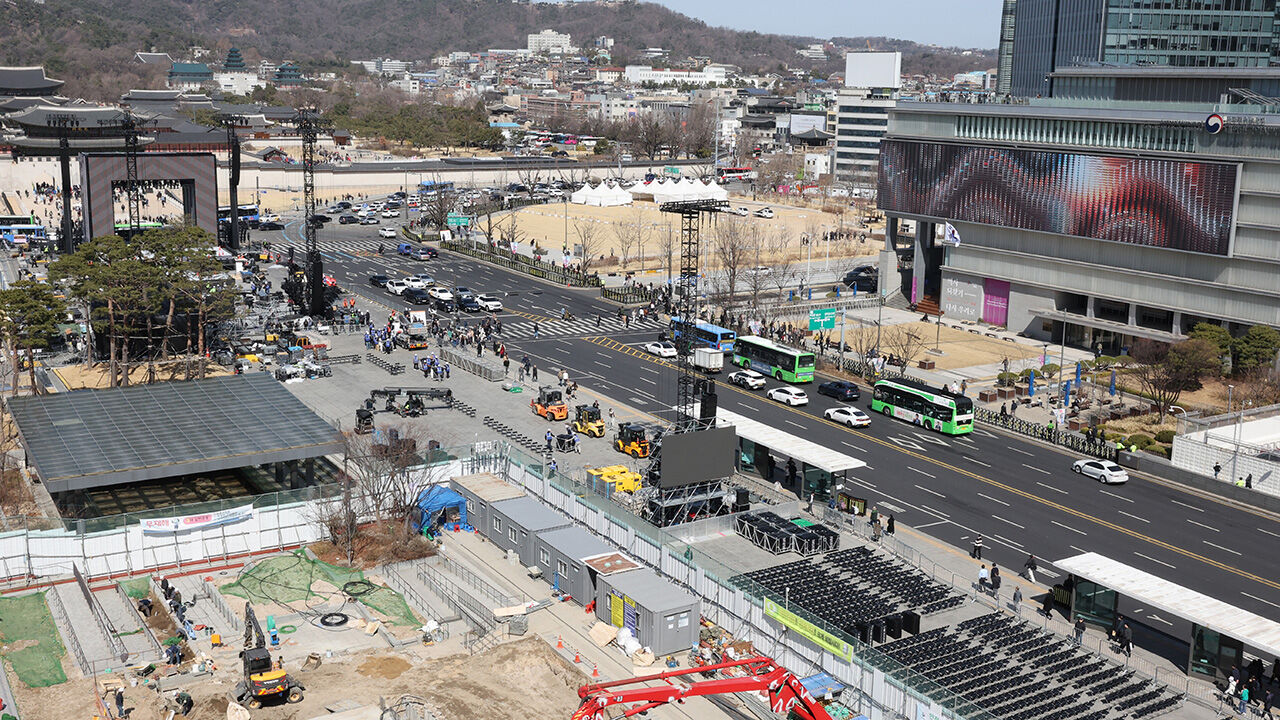 그룹 방탄소년단(BTS)의 광화문 공연을 앞둔 19일 서울 광화문 광장에서 공연 준비 작업이 이뤄지고 있다. (사진=연합뉴스)