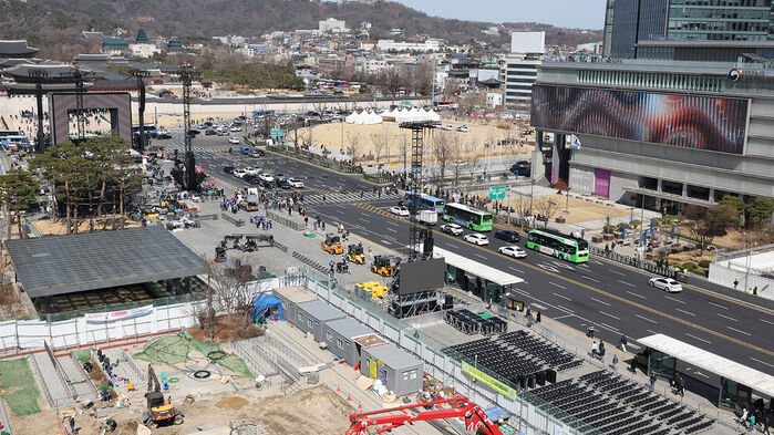 그룹 방탄소년단(BTS)의 광화문 공연을 앞둔 19일 서울 광화문 광장에서 공연 준비 작업이 이뤄지고 있다. (사진=연합뉴스)