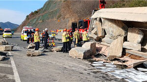창원서 18t 화물차 전도&hellip;석재 10t 쏟아져 2명 부상&middot;한때 정체