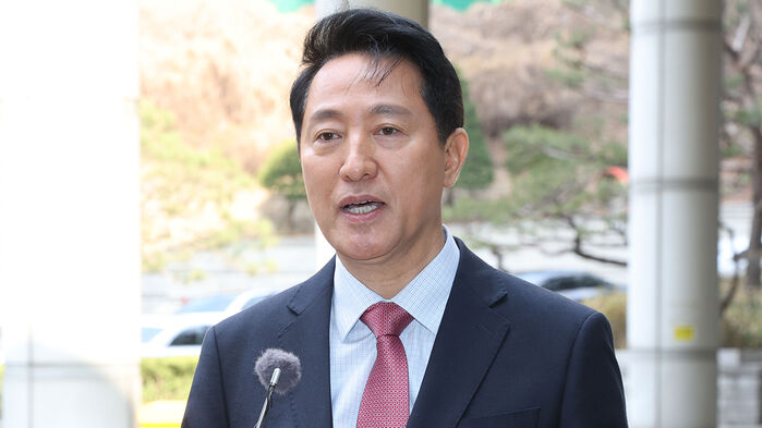 설명(제목)'명태균 여론조사비 대납 의혹'으로 기소된 오세훈 서울시장이 20일 서울 서초구 서울중앙지법에서 열린 정치자금법 위반 혐의 관련 3차 공판에 출석하며 취재진의 질문에 답하고 있다.