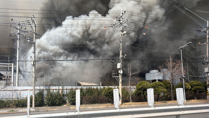 20일 오후 1시 17분쯤 대전 대덕구 문평동 한 자동차부품제조 공장에서 불이 났다. 소방 당국은 신고 14분 만에 대응 2단계를 발령해 진화 작업을 벌이고 있다. (사진=연합뉴스)