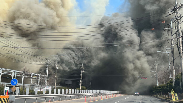 20일 오후 1시 17분쯤 대전 대덕구 문평동 한 자동차부품제조 공장에서 불이 났다. 소방 당국은 신고 14분 만에 대응 2단계를 발령해 진화 작업을 벌이고 있다. (사진=연합뉴스)
