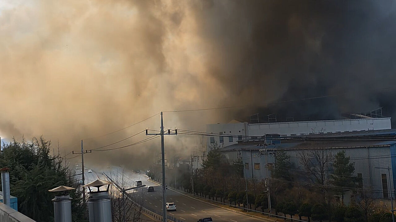 20일 오후 1시 17분쯤 대전 대덕구 문평동 한 자동차부품 제조 공장에서 불이 났다. (사진=독자 김수진 씨 제공, 연합뉴스)